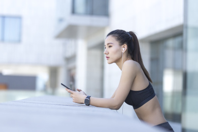 年轻女子在户外锻炼休息