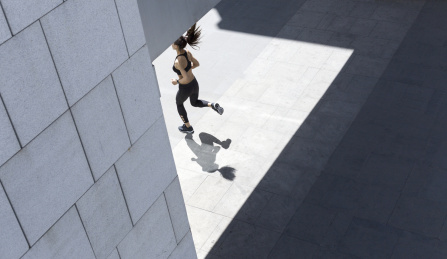 年轻女子在户外跑步
