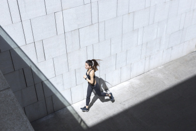 年轻女子在户外跑步