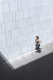 年轻女子在户外跑步