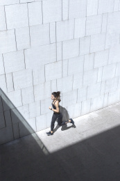 年轻女子在户外跑步