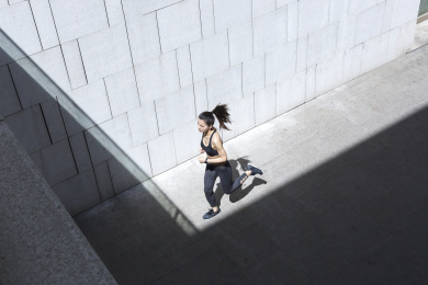 年轻女子在户外跑步