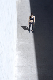 年轻女子在户外跑步