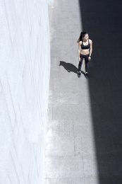 年轻女子在户外跑步