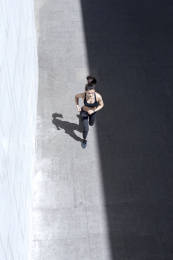 年轻女子在户外跑步