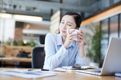 商务女士在电脑前办公