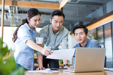 商务人士在电脑前讨论工作