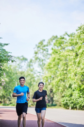 跑步中的青年男女