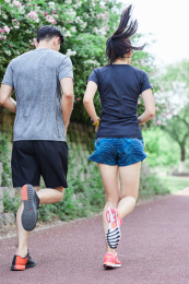 跑步中的青年男女