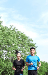 跑步中的青年男女