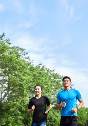 跑步中的青年男女