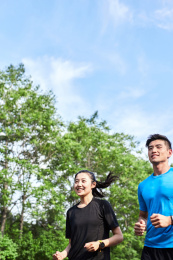 跑步中的青年男女