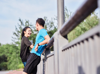 在交谈的青年男女