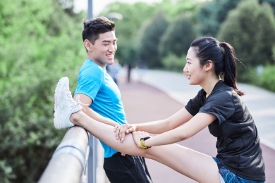 在做拉伸运动的青年男女
