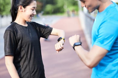 在看时间的年轻男女