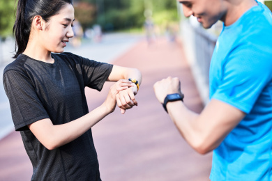在看时间的年轻男女