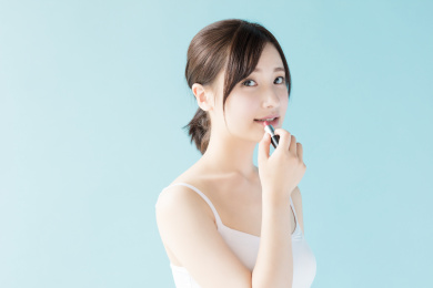 年轻美女与口红