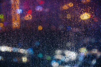 城市夜晚玻璃雨珠雨滴