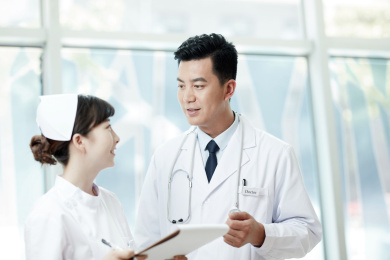 医生和护士在交谈