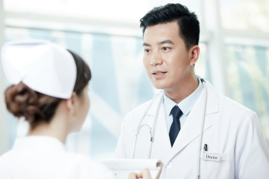 医生和护士在交谈