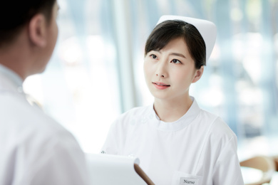 医生和护士在交谈