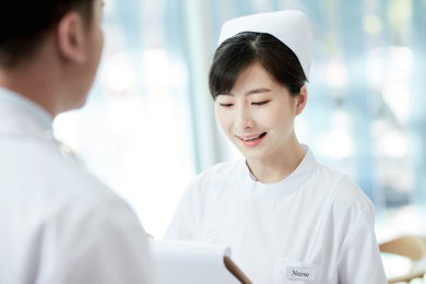 医生和护士在交谈