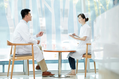 医生和护士在交谈