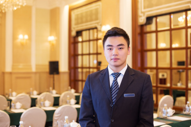 年轻的中国服务员在饭厅服务