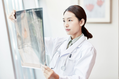 女医生在看x光片