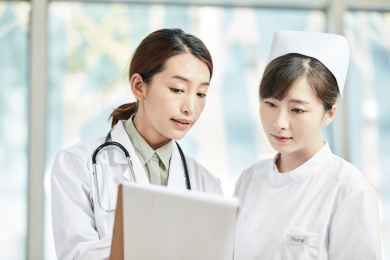 女医生和护士在交谈