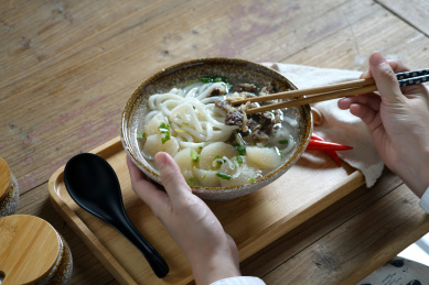 享用美味诱人的萝卜牛腩汤粉