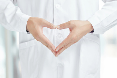 医生用手比心型