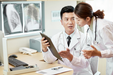 医生在讨论工作