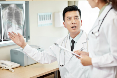 医生在讨论工作