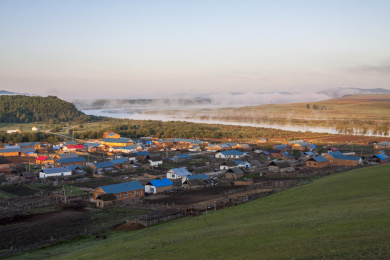 清晨额尔古纳河及村庄