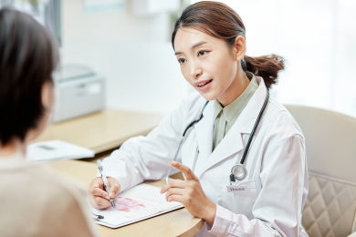 医生在和病人交谈