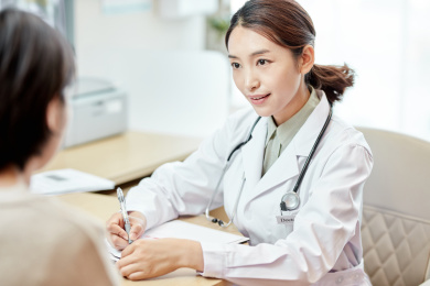 医生在和病人交谈