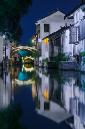 中国江苏苏州周庄古桥倒影夜景