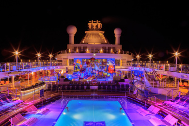 夜色下的邮轮甲板