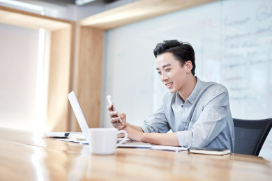 商务男士在工作