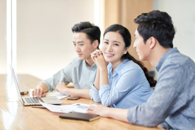 商务人士在开会