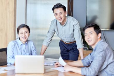 商务人士在讨论工作