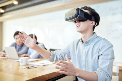 商务男士在会议室使用3D眼镜