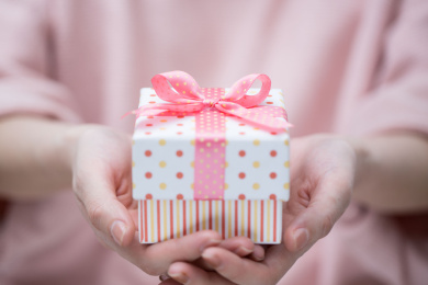 双手捧着的礼物