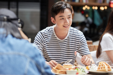 城市青年在咖啡馆