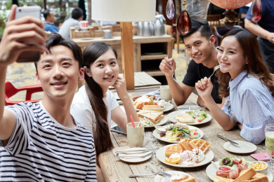 年轻男女在咖啡馆