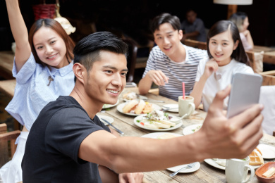 年轻男女在咖啡馆