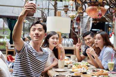 年轻男女在咖啡馆