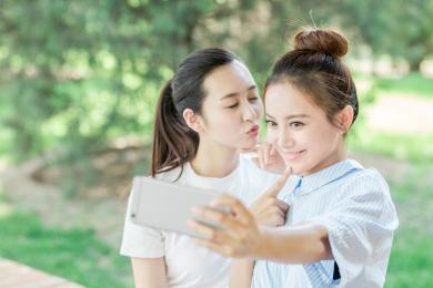 两个年轻女性在自拍