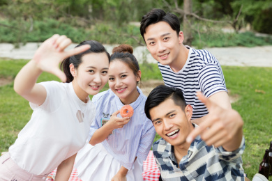 年轻人在郊外聚餐